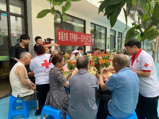 树敬老之风 促社会文明---成德眉资红十字志愿服务联盟红十字志愿服务宣传和拍摄活动 顺利开拍